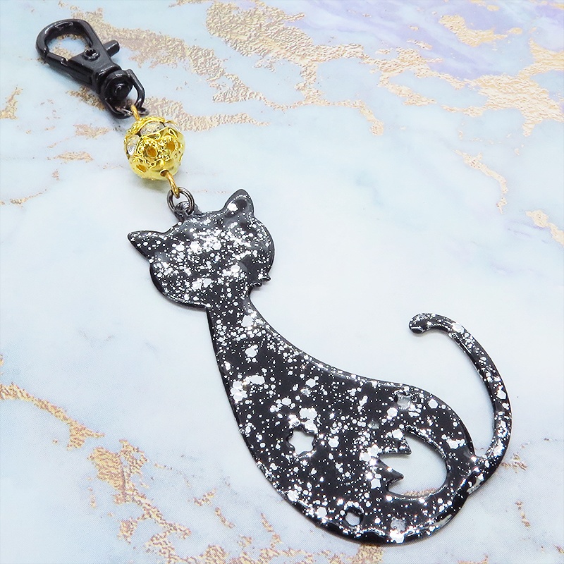 ラメ入り黒猫モチーフの大人可愛いキーホルダー レジンコーティング ゴールドメタルビーズ金具変更可