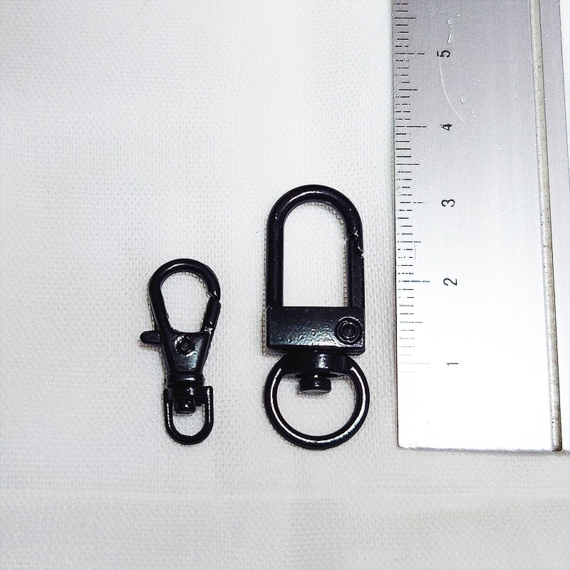 ラメ入り黒猫モチーフの大人可愛いキーホルダー レジンコーティング ゴールドメタルビーズ金具変更可