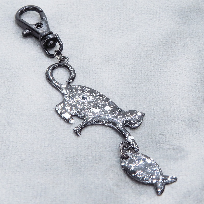 ステンレス製 ブラックカラー 魚を狩る猫のシルエットモチーフのキーホルダー ラメ入り ステンレス板 金具変更可