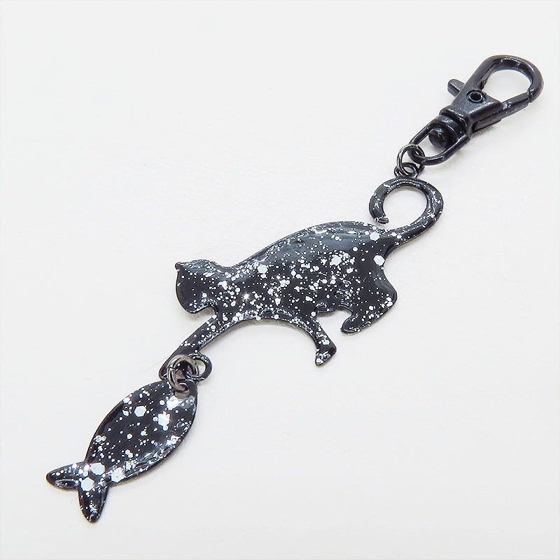 ステンレス製 ブラックカラー 魚を狩る猫のシルエットモチーフのキーホルダー ラメ入り ステンレス板 金具変更可