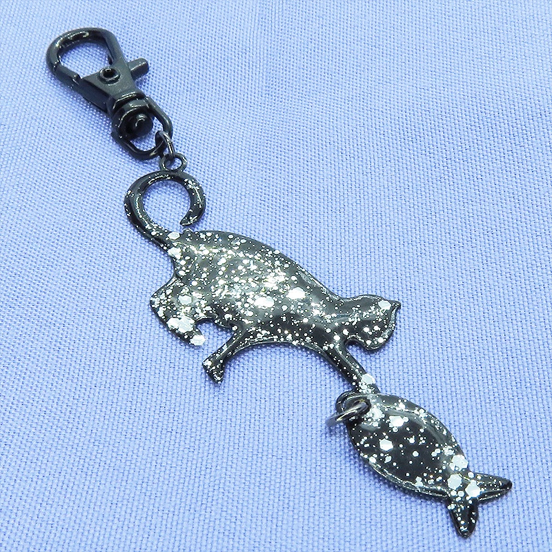 ステンレス製 ブラックカラー 魚を狩る猫のシルエットモチーフのキーホルダー ラメ入り ステンレス板 金具変更可