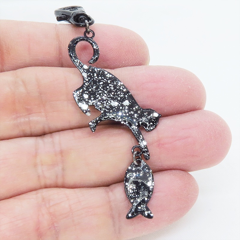 ステンレス製 ブラックカラー 魚を狩る猫のシルエットモチーフのキーホルダー ラメ入り ステンレス板 金具変更可