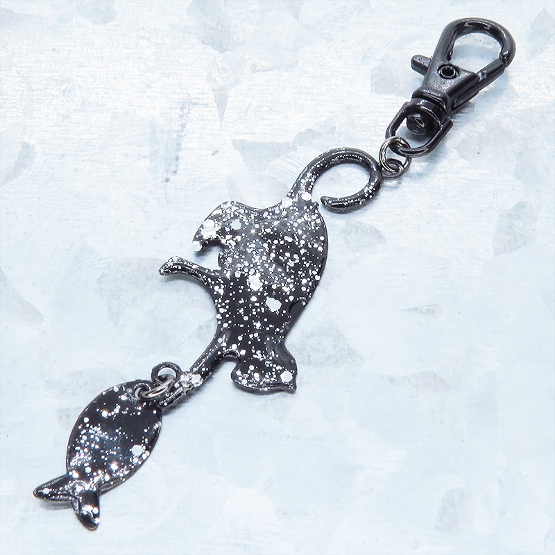 ステンレス製 ブラックカラー 魚を狩る猫のシルエットモチーフのキーホルダー ラメ入り ステンレス板 金具変更可