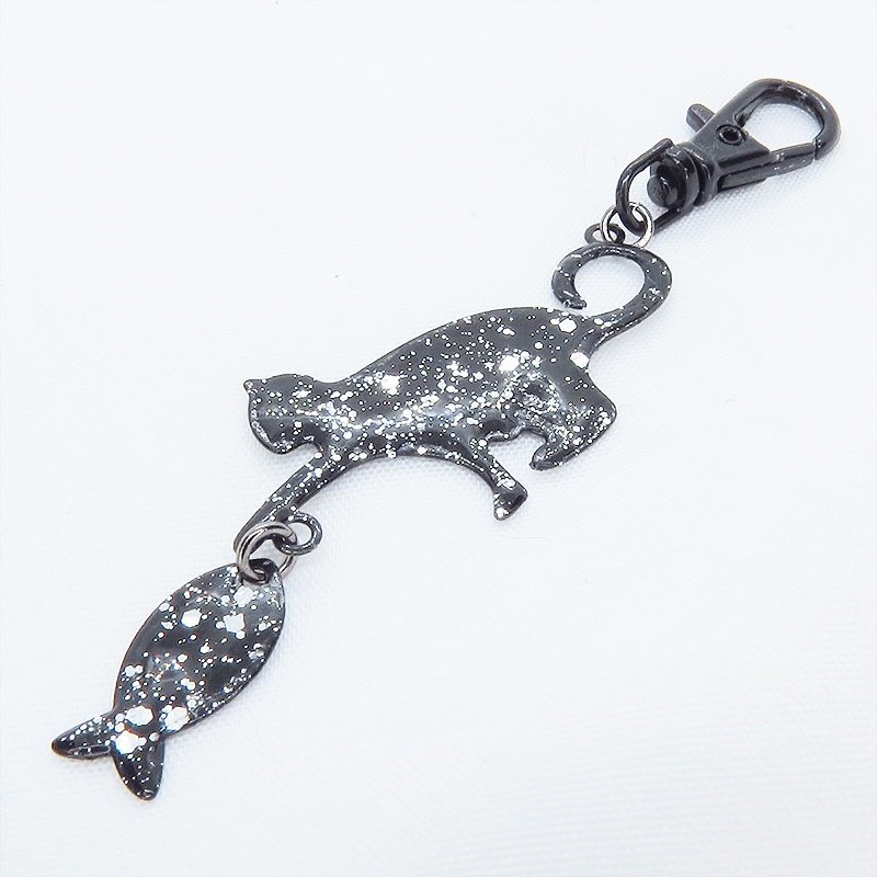 ステンレス製 ブラックカラー 魚を狩る猫のシルエットモチーフのキーホルダー ラメ入り ステンレス板 金具変更可