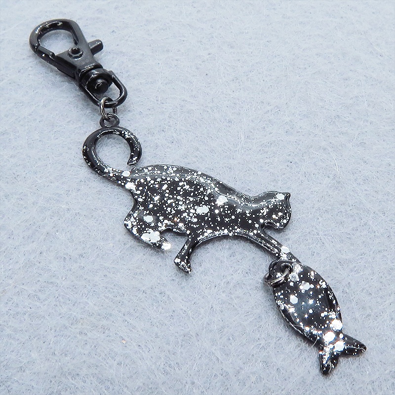 ステンレス製 ブラックカラー 魚を狩る猫のシルエットモチーフのキーホルダー ラメ入り ステンレス板 金具変更可
