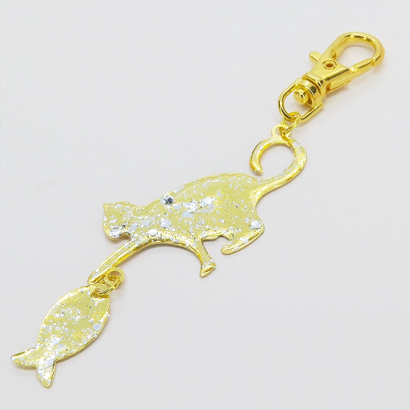 ステンレス製 ゴールドカラー 魚を狩る猫のシルエットモチーフのキーホルダー ラメ入り ステンレス板 金具変更可