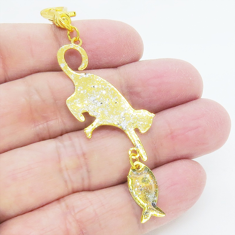ステンレス製 ゴールドカラー 魚を狩る猫のシルエットモチーフのキーホルダー ラメ入り ステンレス板 金具変更可