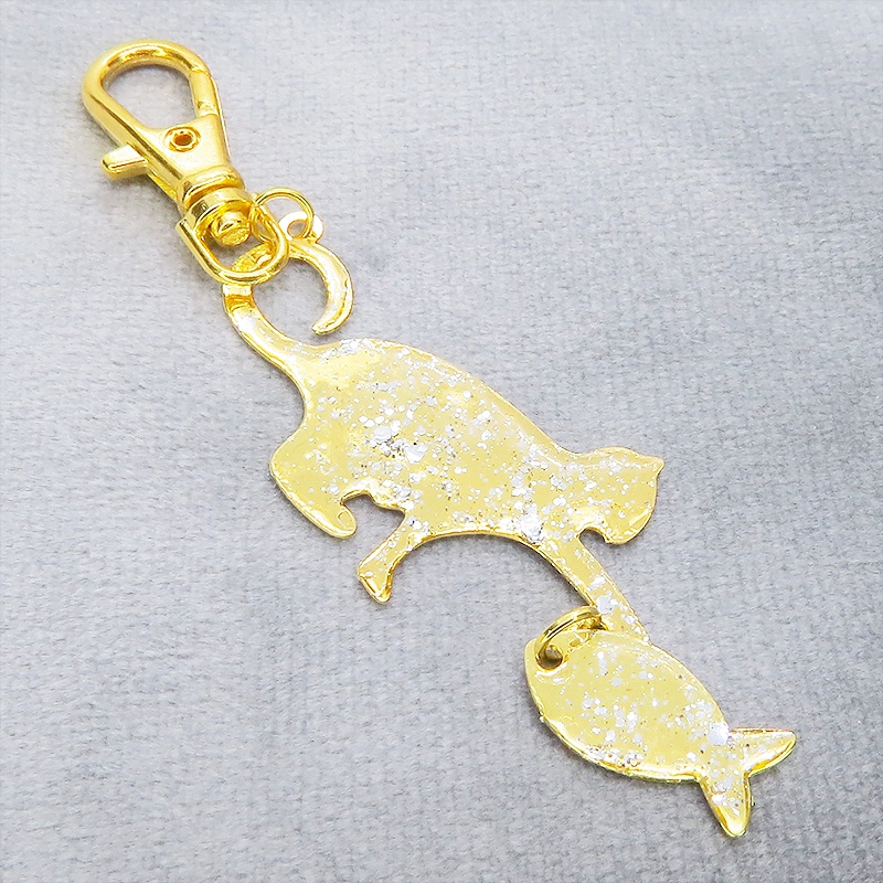 ステンレス製 ゴールドカラー 魚を狩る猫のシルエットモチーフのキーホルダー ラメ入り ステンレス板 金具変更可