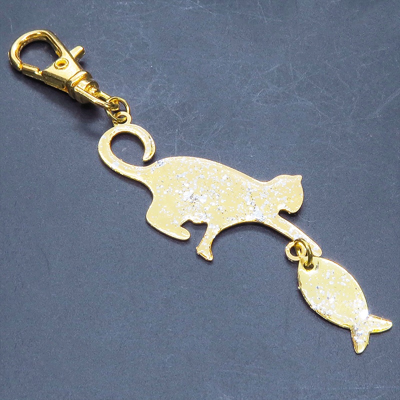 ステンレス製 ゴールドカラー 魚を狩る猫のシルエットモチーフのキーホルダー ラメ入り ステンレス板 金具変更可