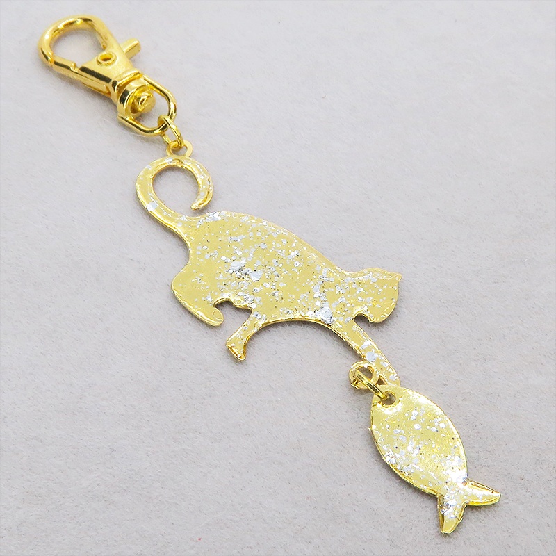 ステンレス製 ゴールドカラー 魚を狩る猫のシルエットモチーフのキーホルダー ラメ入り ステンレス板 金具変更可