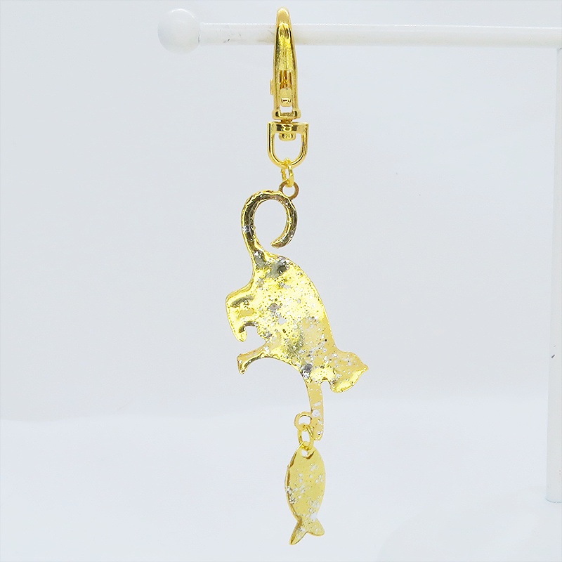 ステンレス製 ゴールドカラー 魚を狩る猫のシルエットモチーフのキーホルダー ラメ入り ステンレス板 金具変更可
