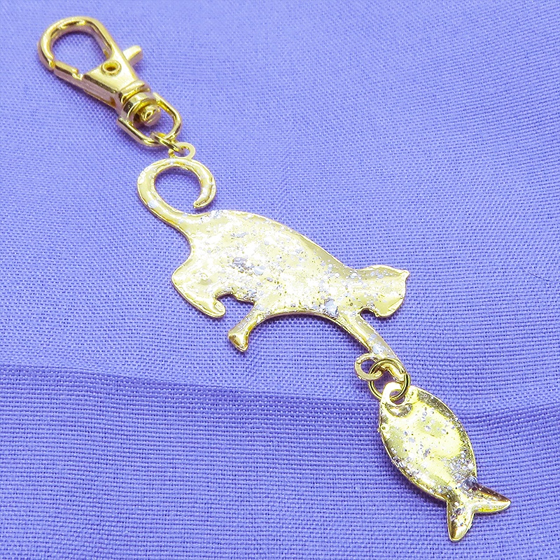 ステンレス製 ゴールドカラー 魚を狩る猫のシルエットモチーフのキーホルダー ラメ入り ステンレス板 金具変更可