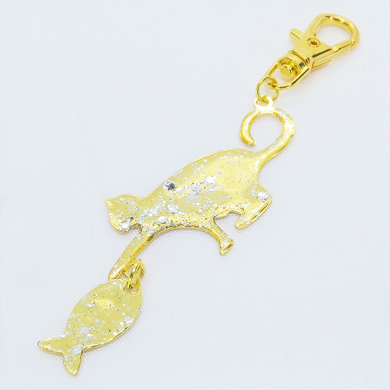 ステンレス製 ゴールドカラー 魚を狩る猫のシルエットモチーフのキーホルダー ラメ入り ステンレス板 金具変更可