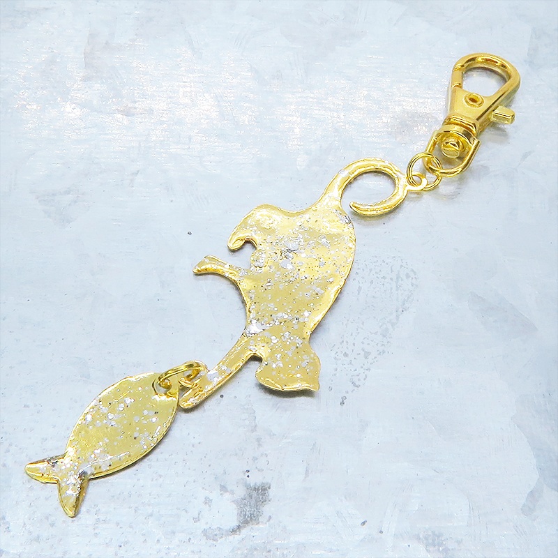 ステンレス製 ゴールドカラー 魚を狩る猫のシルエットモチーフのキーホルダー ラメ入り ステンレス板 金具変更可