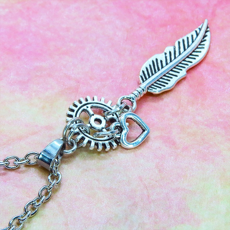 アンティークシルバー フェザーと歯車を組合せたスリムなネックレス スチームパンク風 ハート ステンレス可