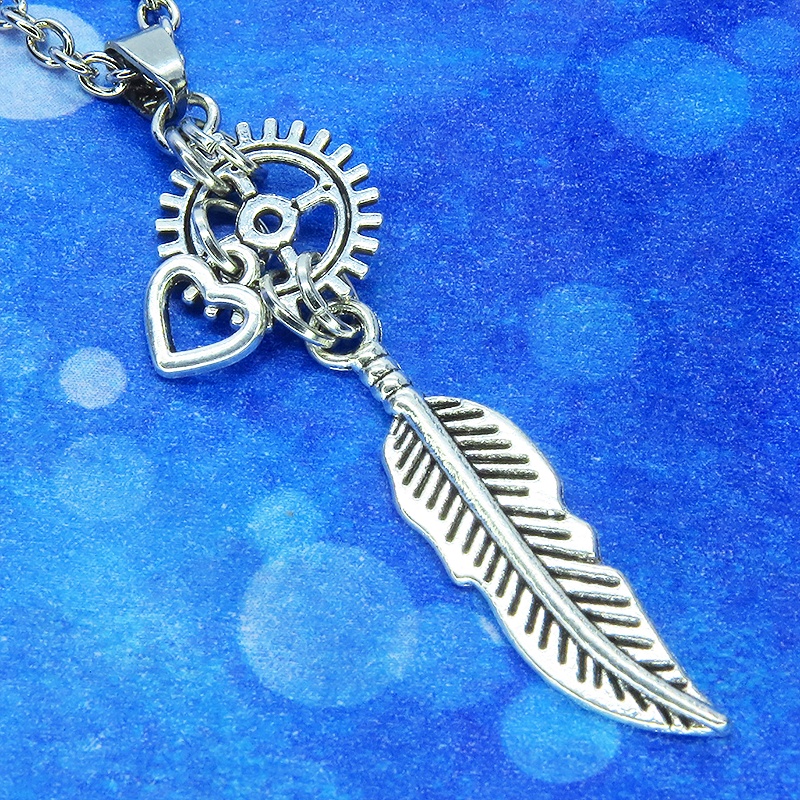アンティークシルバー フェザーと歯車を組合せたスリムなネックレス スチームパンク風 ハート ステンレス可