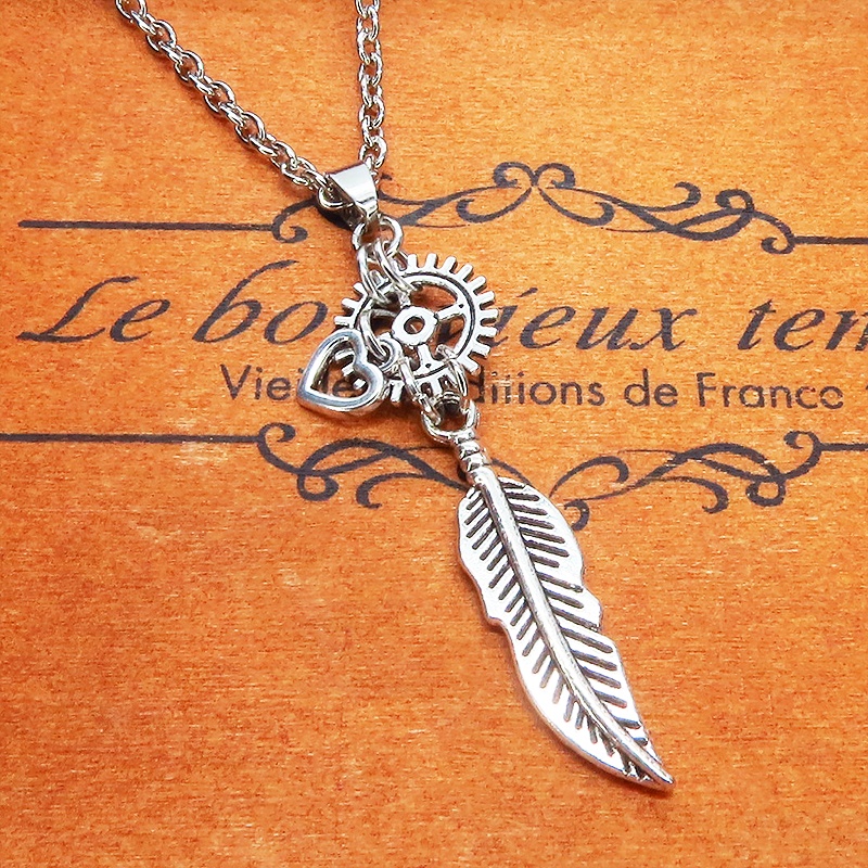 アンティークシルバー フェザーと歯車を組合せたスリムなネックレス スチームパンク風 ハート ステンレス可