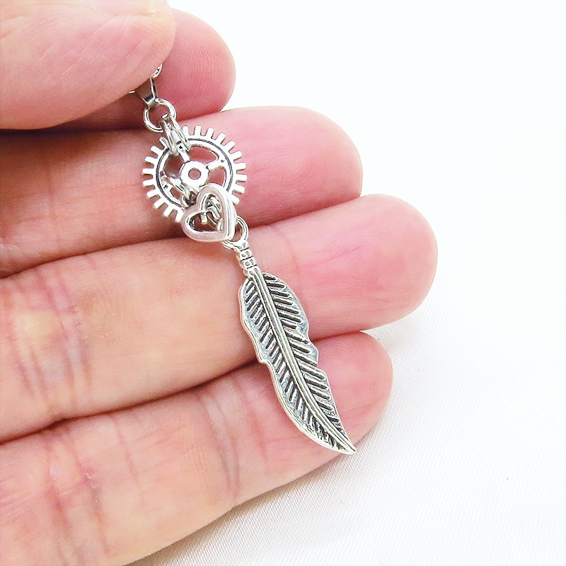 アンティークシルバー フェザーと歯車を組合せたスリムなネックレス スチームパンク風 ハート ステンレス可