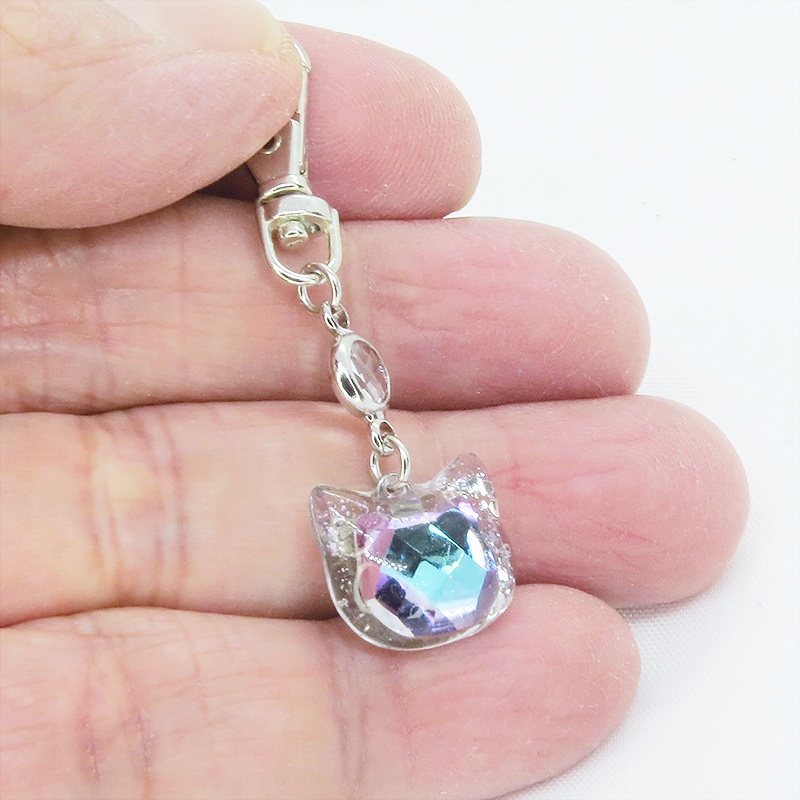 シルバーカラー 猫フェイスモチーフのローズレインボークリスタルのペンダントキーホルダー レジン 金具変更可
