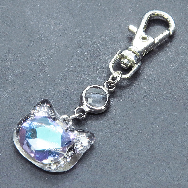 シルバーカラー 猫フェイスモチーフのローズレインボークリスタルのペンダントキーホルダー レジン 金具変更可