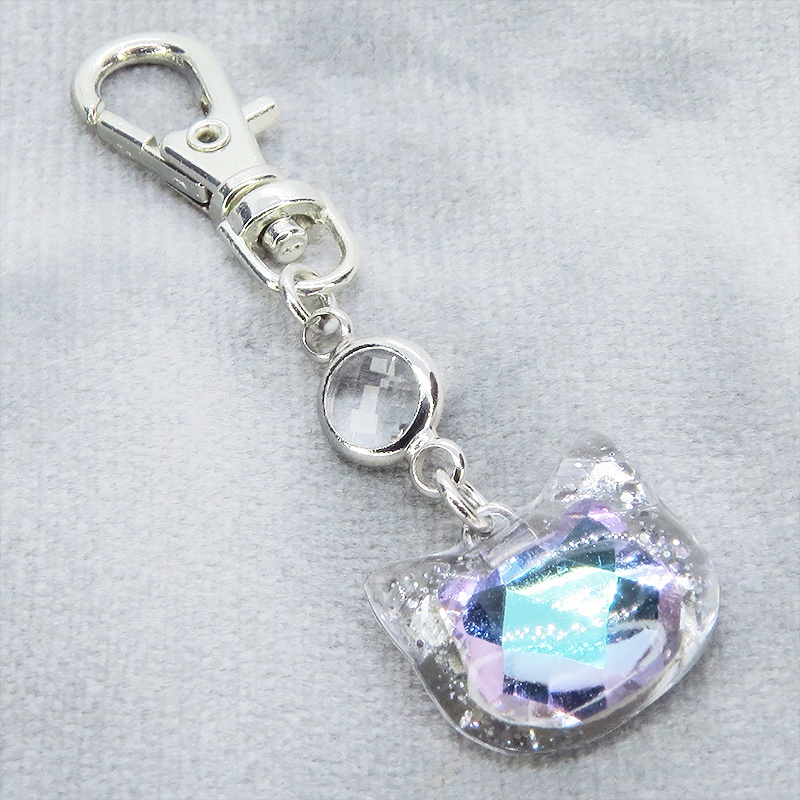 シルバーカラー 猫フェイスモチーフのローズレインボークリスタルのペンダントキーホルダー レジン 金具変更可