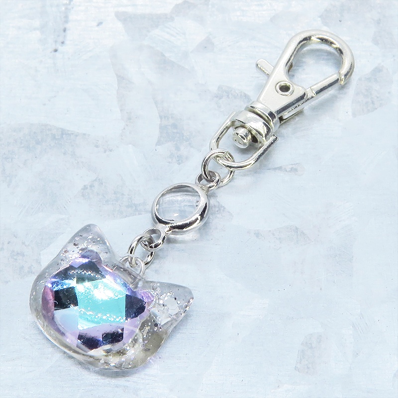 シルバーカラー 猫フェイスモチーフのローズレインボークリスタルのペンダントキーホルダー レジン 金具変更可