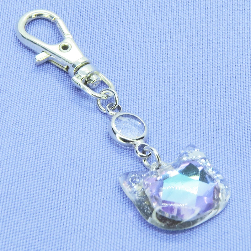 シルバーカラー 猫フェイスモチーフのローズレインボークリスタルのペンダントキーホルダー レジン 金具変更可
