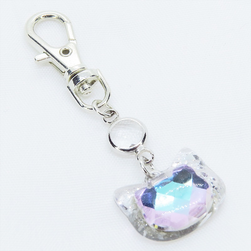 シルバーカラー 猫フェイスモチーフのローズレインボークリスタルのペンダントキーホルダー レジン 金具変更可