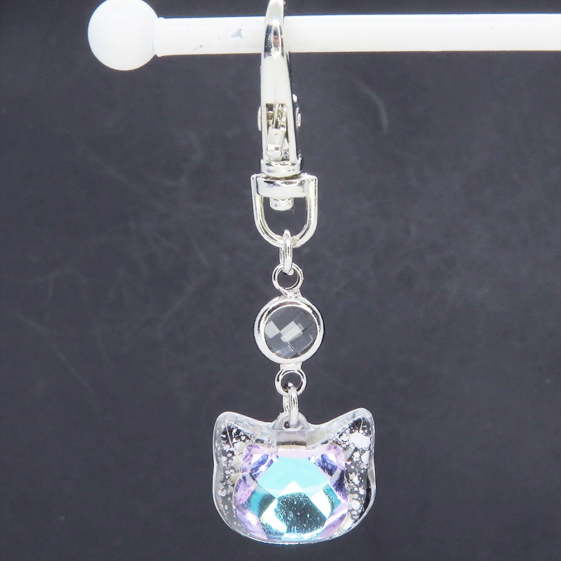 シルバーカラー 猫フェイスモチーフのローズレインボークリスタルのペンダントキーホルダー レジン 金具変更可