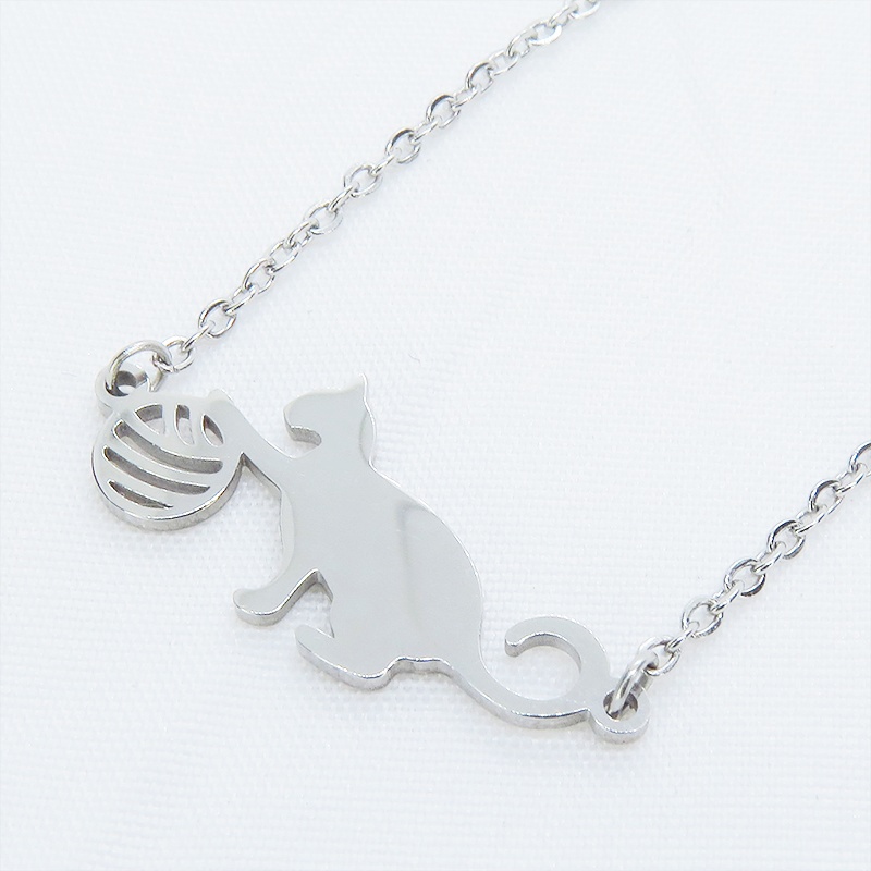 ステンレス製 シルバーカラー 球にじゃれるシルエット猫モチーフのネックレス アジャスター可