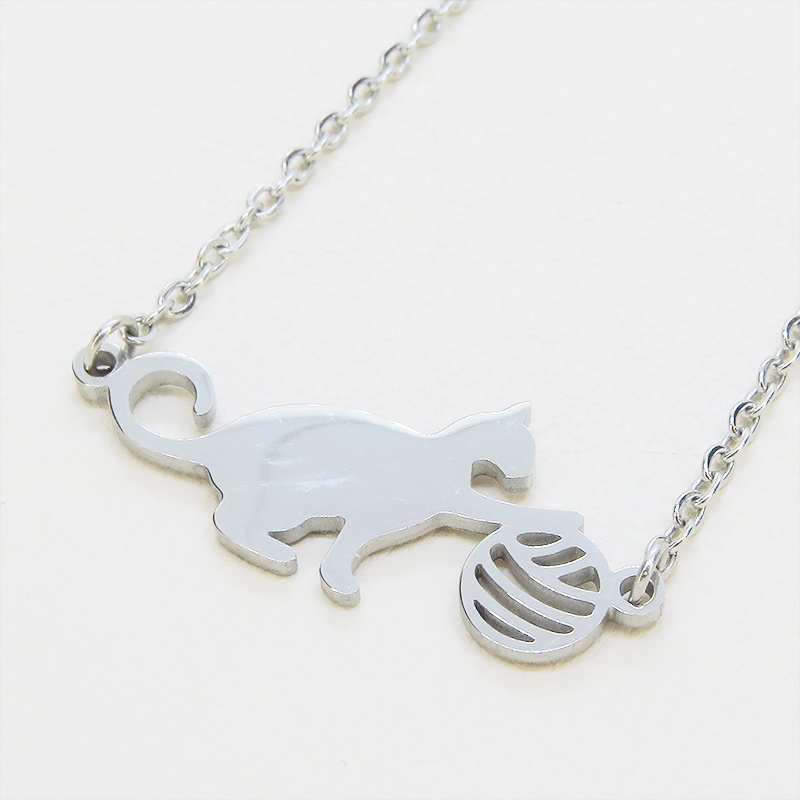 ステンレス製 シルバーカラー 球にじゃれるシルエット猫モチーフのネックレス アジャスター可