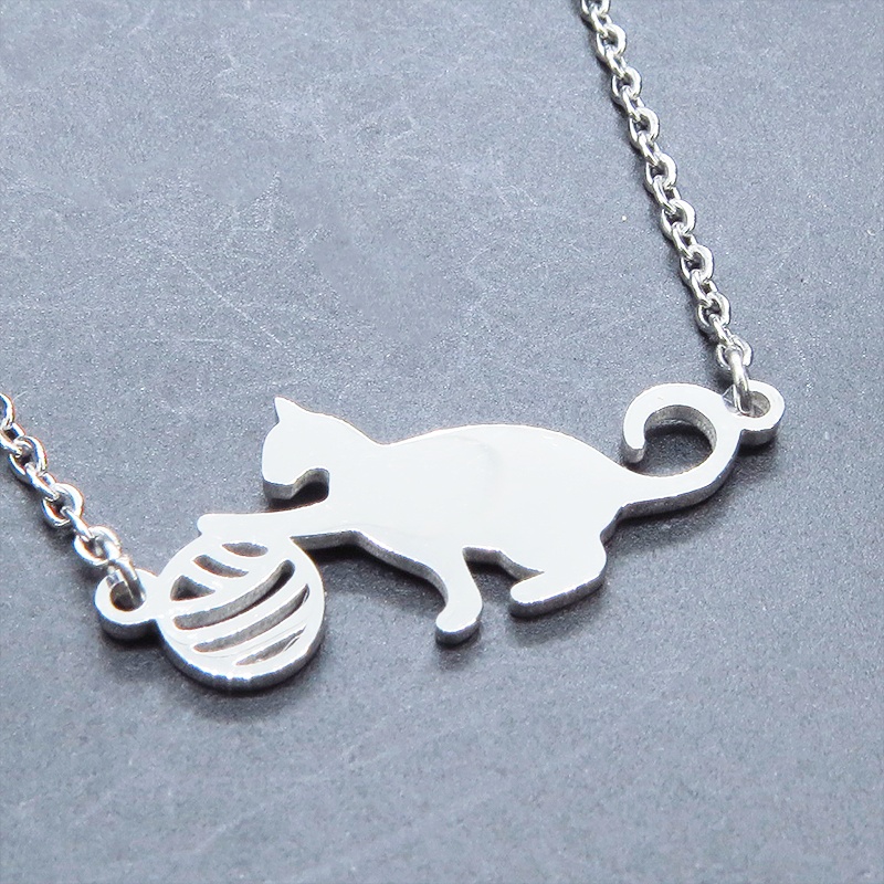 ステンレス製 シルバーカラー 球にじゃれるシルエット猫モチーフのネックレス アジャスター可