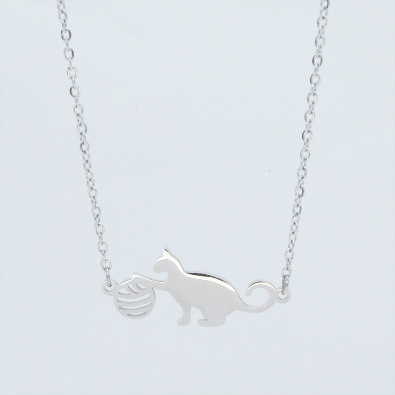 ステンレス製 シルバーカラー 球にじゃれるシルエット猫モチーフのネックレス アジャスター可