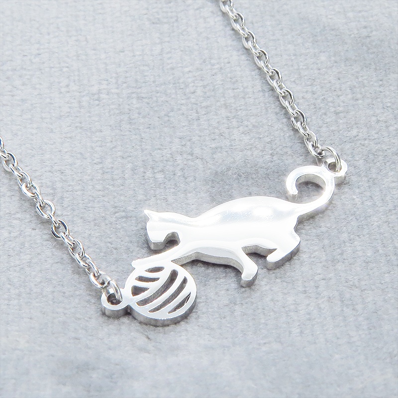 ステンレス製 シルバーカラー 球にじゃれるシルエット猫モチーフのネックレス アジャスター可