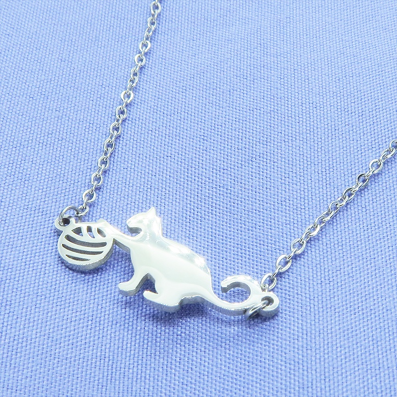ステンレス製 シルバーカラー 球にじゃれるシルエット猫モチーフのネックレス アジャスター可