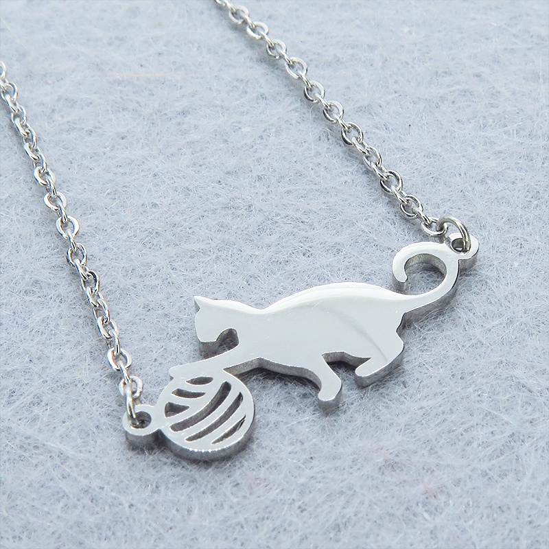ステンレス製 シルバーカラー 球にじゃれるシルエット猫モチーフのネックレス アジャスター可