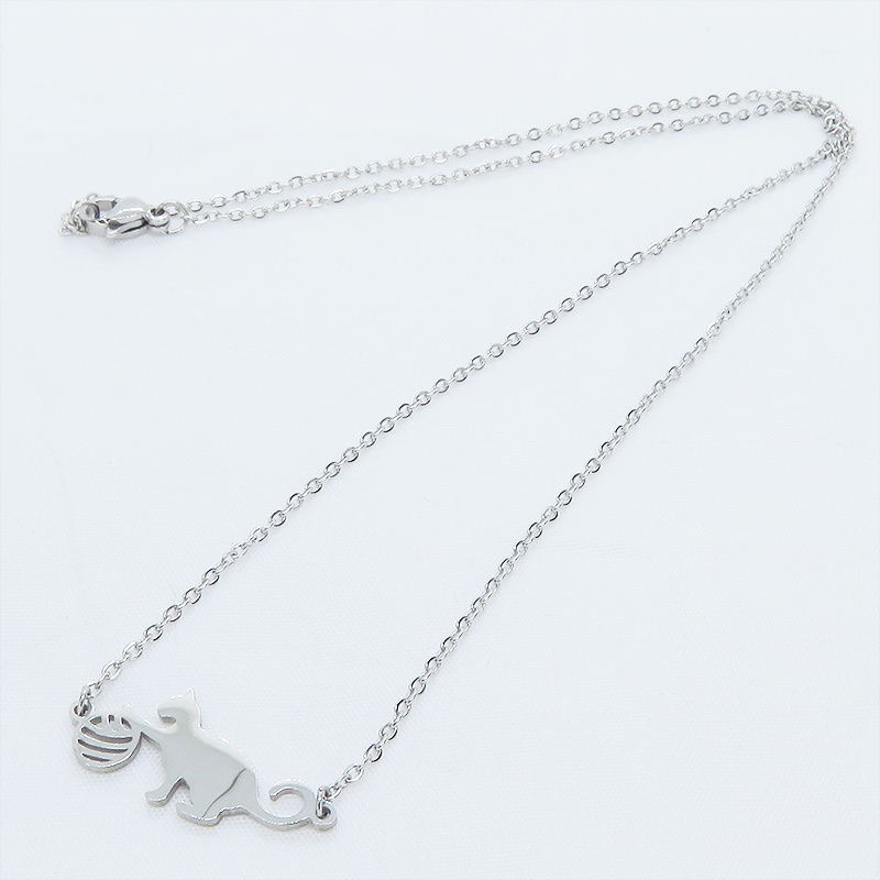 ステンレス製 シルバーカラー 球にじゃれるシルエット猫モチーフのネックレス アジャスター可