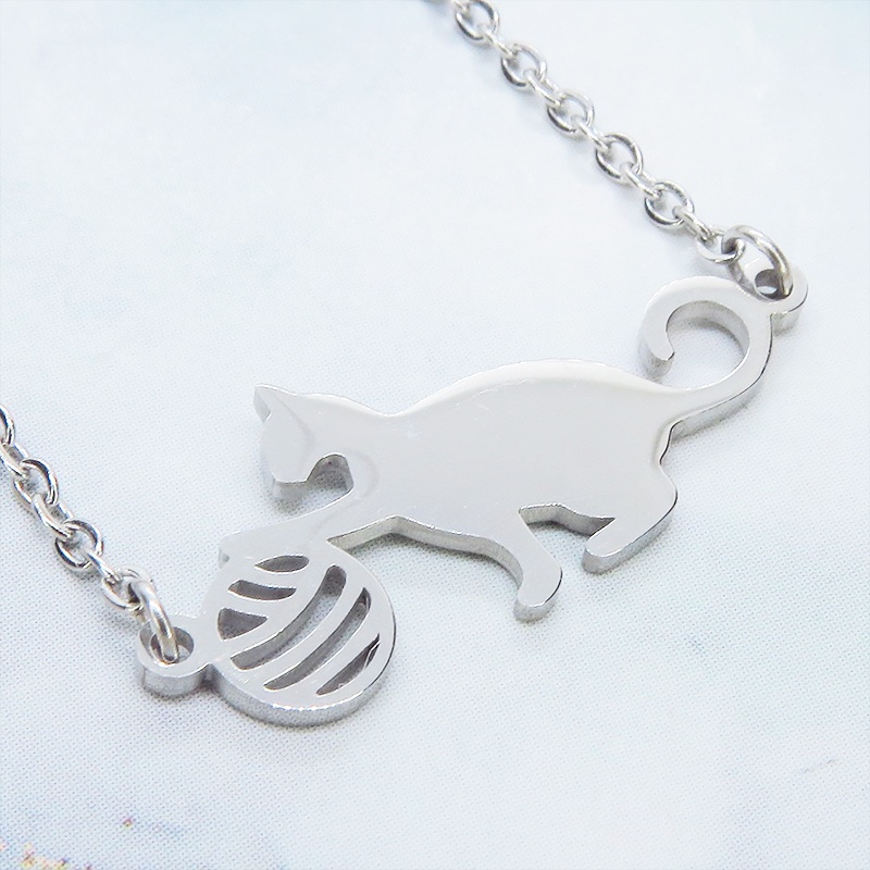 ステンレス製 シルバーカラー 球にじゃれるシルエット猫モチーフのネックレス アジャスター可