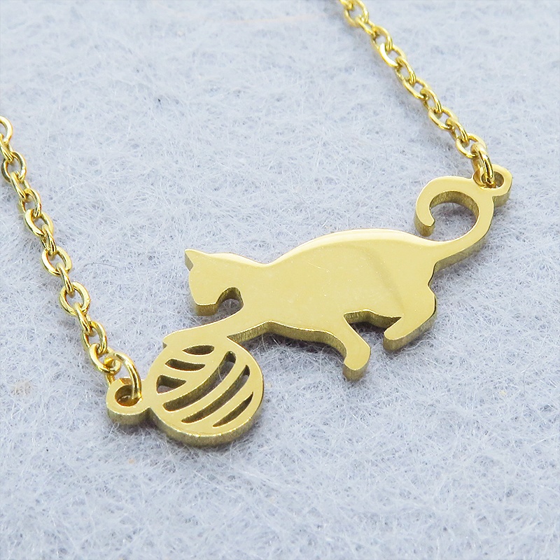 ステンレス製 ゴールドカラー 球にじゃれるシルエット猫モチーフのネックレス アジャスター可