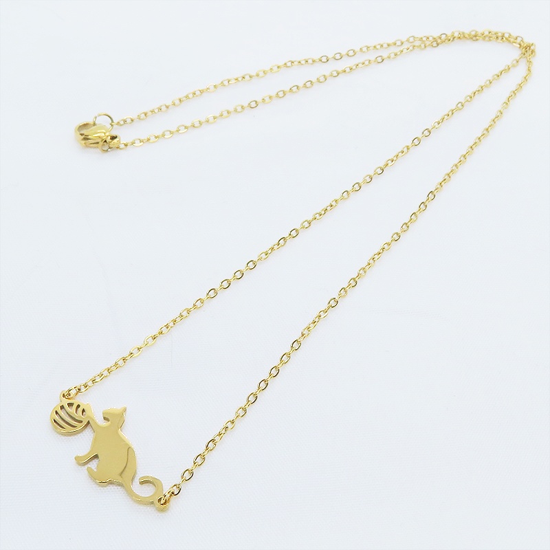 ステンレス製 ゴールドカラー 球にじゃれるシルエット猫モチーフのネックレス アジャスター可