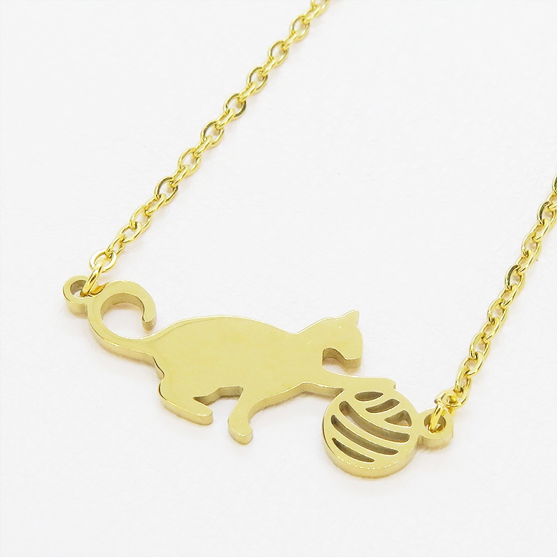 ステンレス製 ゴールドカラー 球にじゃれるシルエット猫モチーフのネックレス アジャスター可