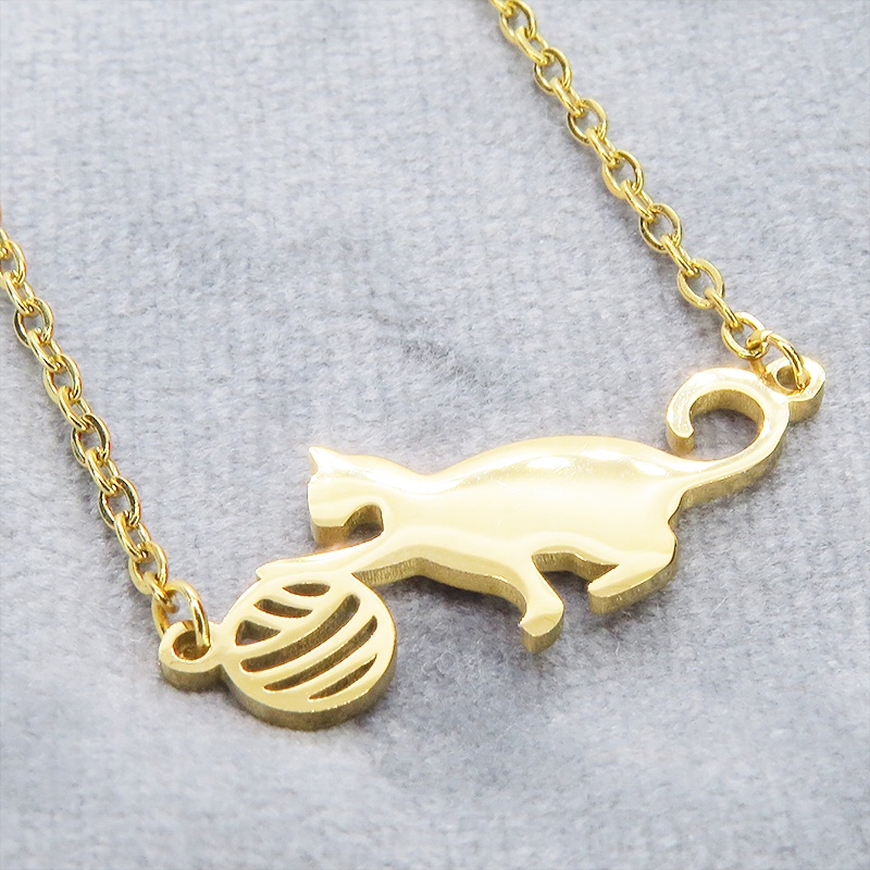 ステンレス製 ゴールドカラー 球にじゃれるシルエット猫モチーフのネックレス アジャスター可