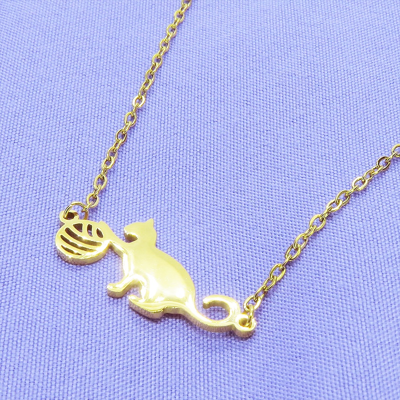 ステンレス製 ゴールドカラー 球にじゃれるシルエット猫モチーフのネックレス アジャスター可