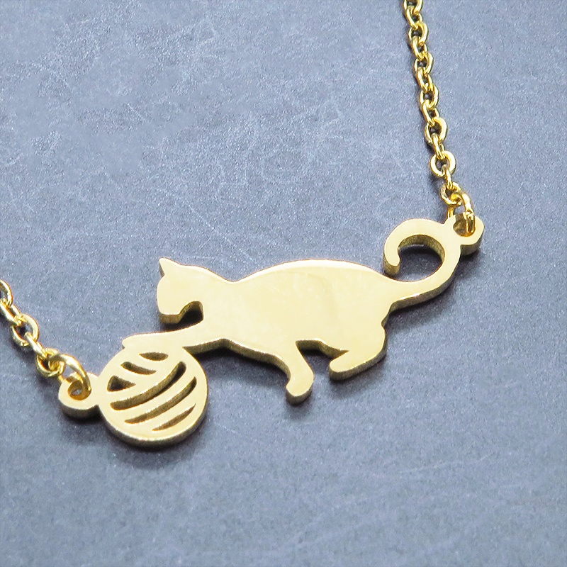ステンレス製 ゴールドカラー 球にじゃれるシルエット猫モチーフのネックレス アジャスター可