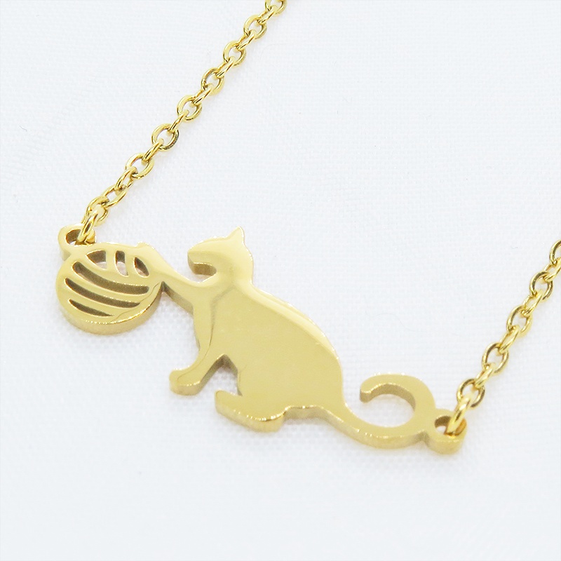 ステンレス製 ゴールドカラー 球にじゃれるシルエット猫モチーフのネックレス アジャスター可