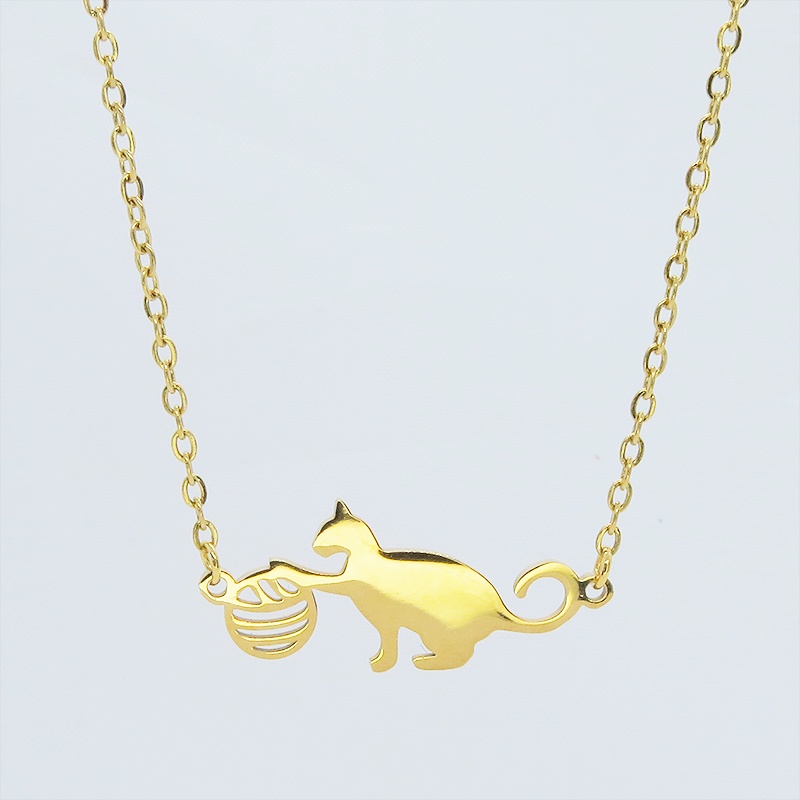 ステンレス製 ゴールドカラー 球にじゃれるシルエット猫モチーフのネックレス アジャスター可