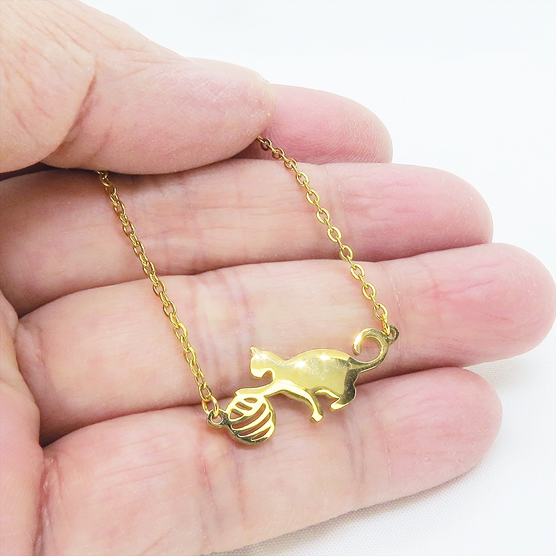 ステンレス製 ゴールドカラー 球にじゃれるシルエット猫モチーフのネックレス アジャスター可