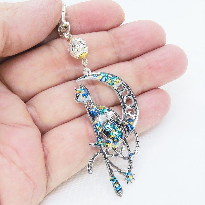 ステンレス製 シルバーカラー 三日月に乗る猫シルエットのキーホルダー ラインストーン レジン加工 シルバーカラーメタルビーズ 金具変更可