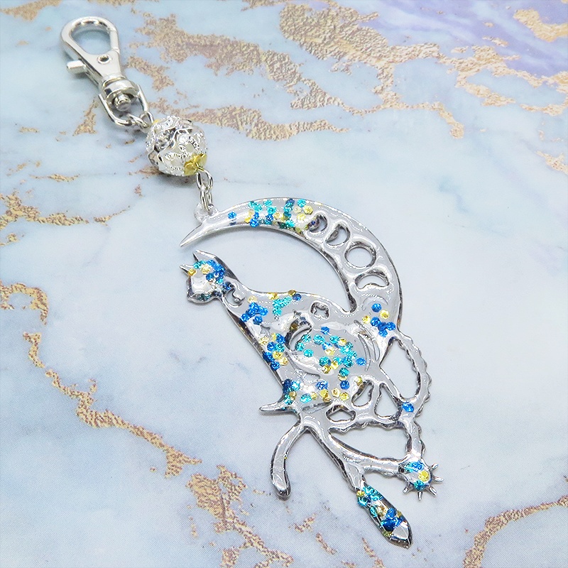 ステンレス製 シルバーカラー 三日月に乗る猫シルエットのキーホルダー ラインストーン レジン加工 シルバーカラーメタルビーズ 金具変更可