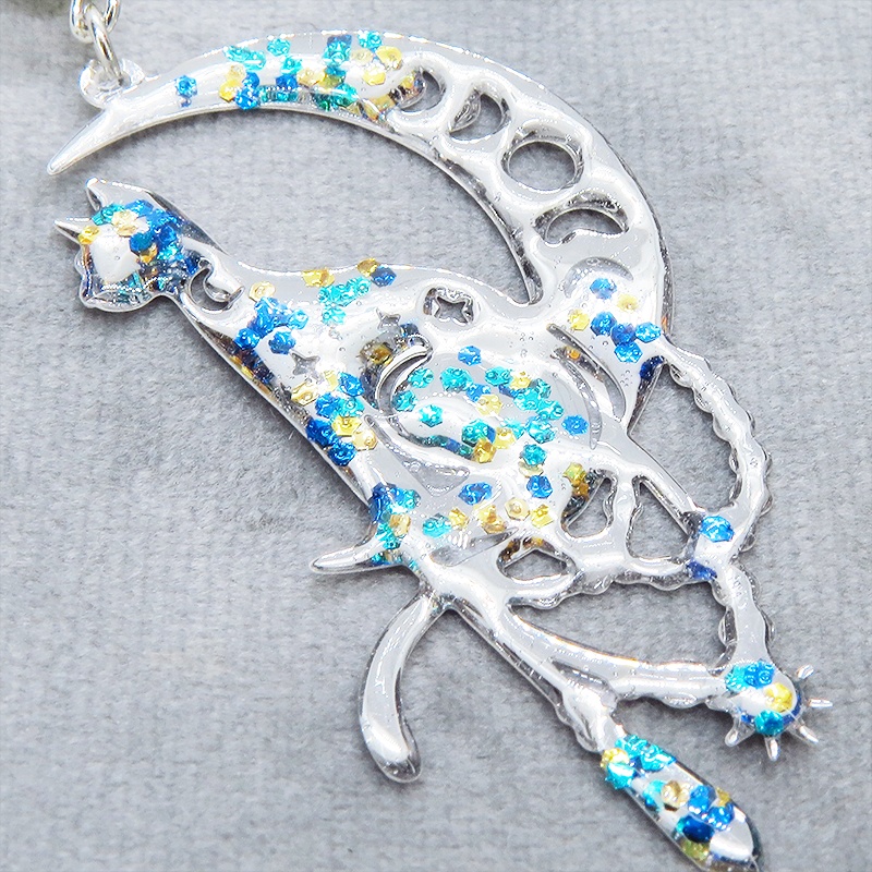 ステンレス製 シルバーカラー 三日月に乗る猫シルエットのキーホルダー ラインストーン レジン加工 シルバーカラーメタルビーズ 金具変更可